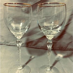 Set of 2 Crystal Lenox Patterned, gold trim, wine glasses🍷